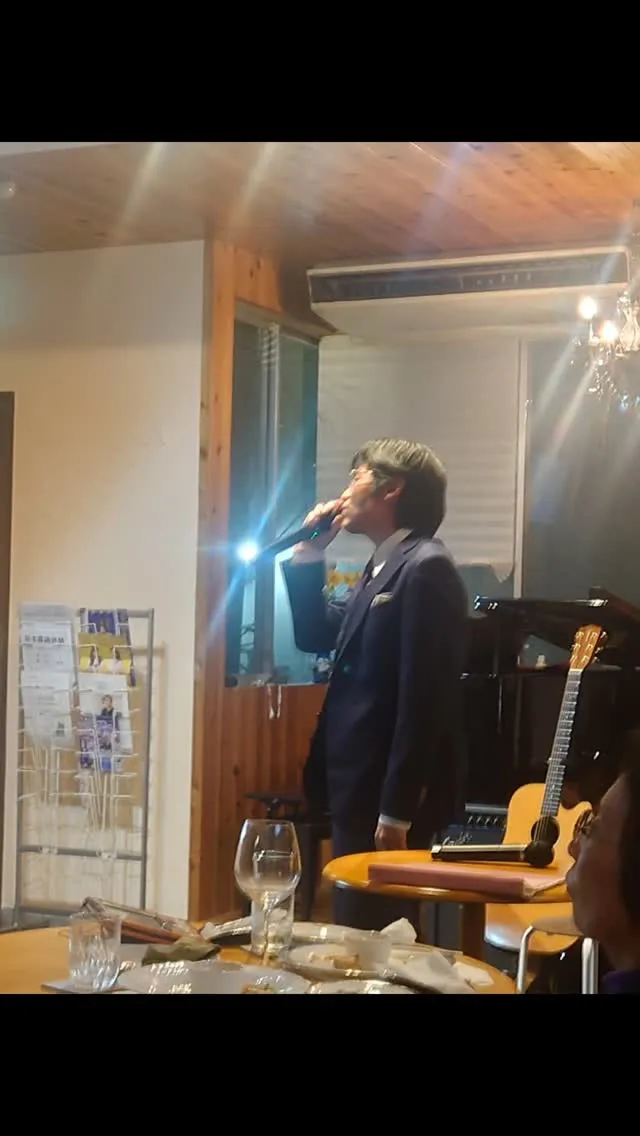 大勢の前で歌う診療後の院長😆